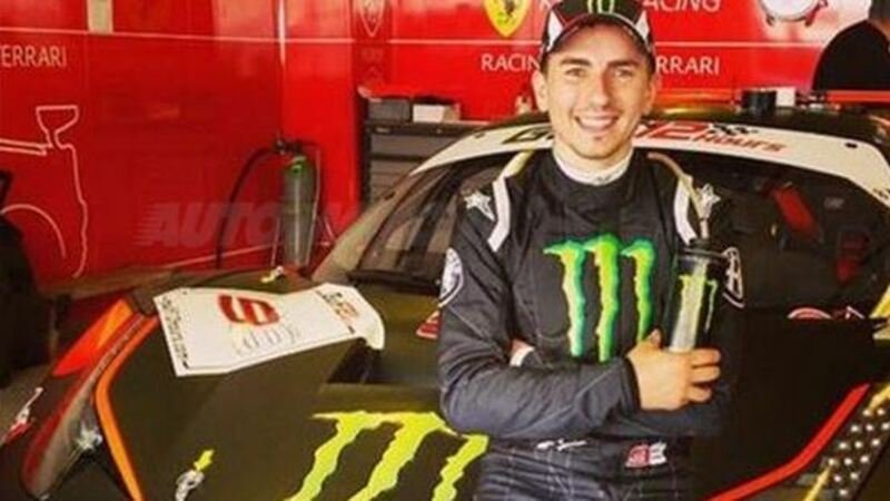 Lorenzo vince la 12 Ore del Golfo su Ferrari: campione anche sulle quattro ruote 