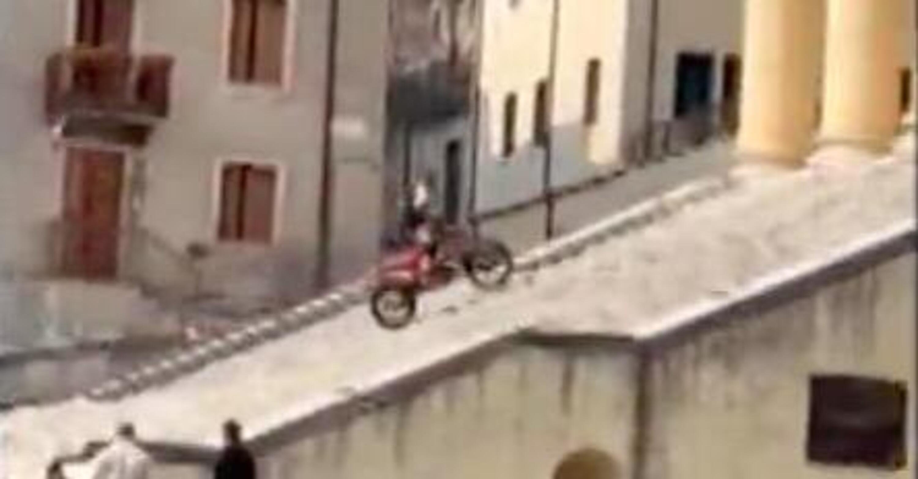 Monteforte d&rsquo;Alpone. Endurista sale con la moto la gradinata della chiesa 