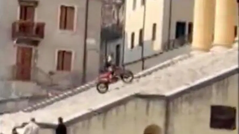 Monteforte d&rsquo;Alpone. Endurista sale con la moto la gradinata della chiesa 