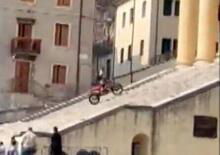 Monteforte d’Alpone. Endurista sale con la moto la gradinata della chiesa 