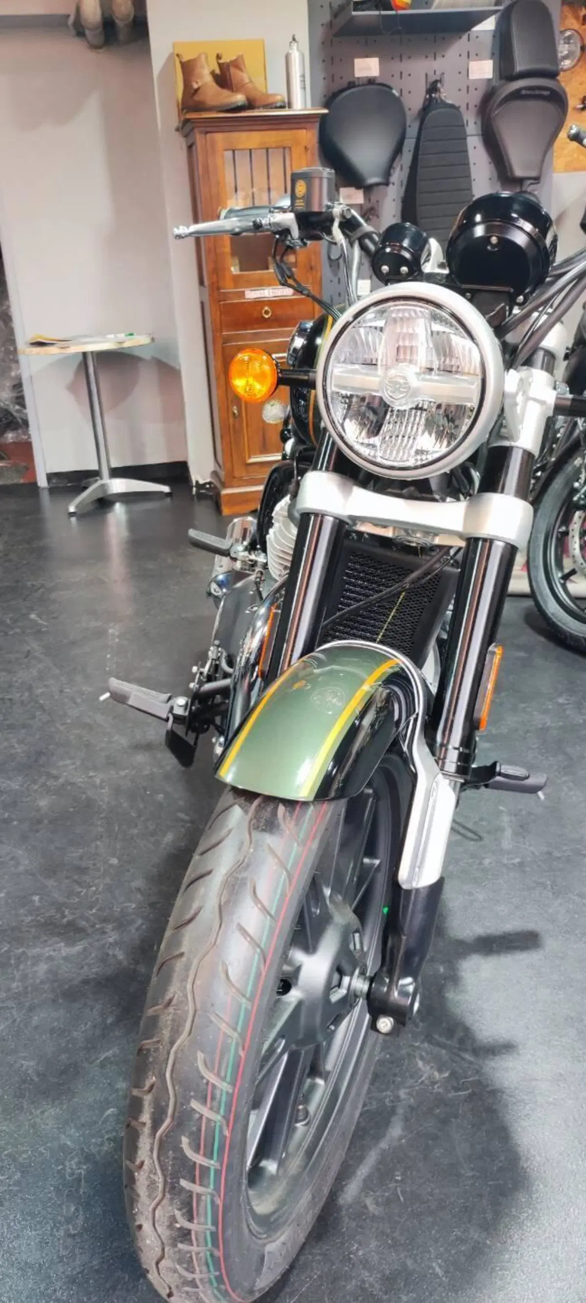 Royal Enfield Super Meteor 650 (2023 - 26) (6)