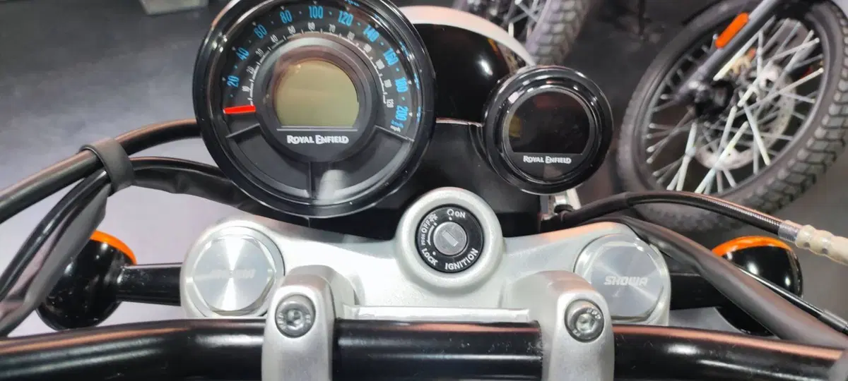 Royal Enfield Super Meteor 650 (2023 - 26) (9)