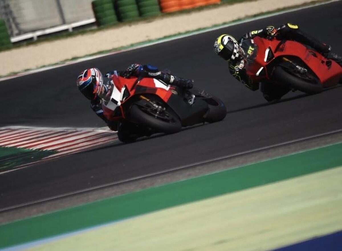 Andrea Iannone e Michele Pirro in pista a Misano con la Panigale V4 ...