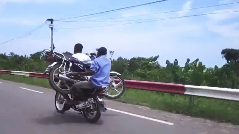 Ma quello tiene in braccio una moto! [VIDEO VIRALE]