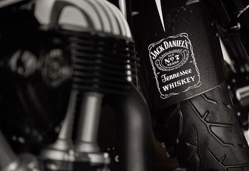 Indian: arriva la Limited Edition verniciata con il Jack Daniel's (7)