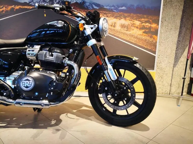 Royal Enfield Super Meteor 650 (2023 - 26) (4)