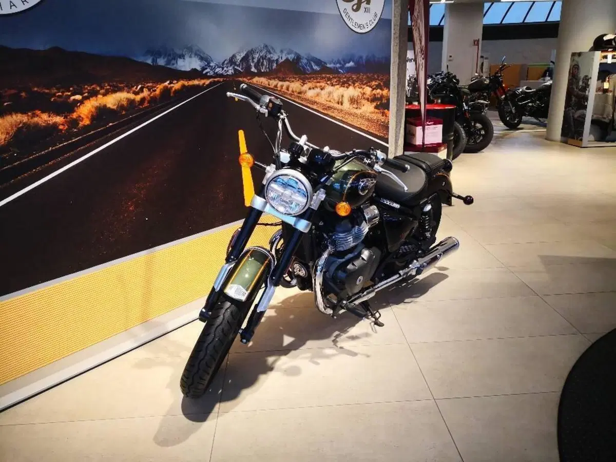 Royal Enfield Super Meteor 650 (2023 - 26) (10)