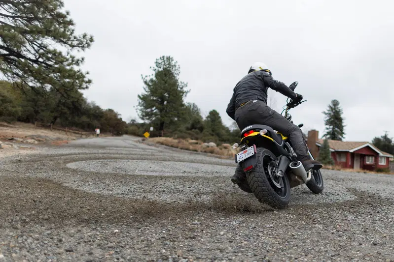 La Scrambler &egrave; una moto facile e divertente, anche sui semplici sterrati