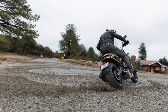 La Scrambler è una moto facile e divertente, anche sui semplici sterrati