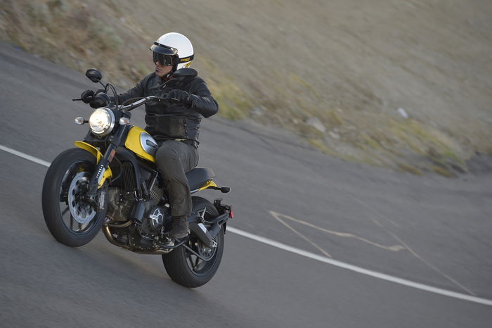 Su strada i cavalli non mancano. La Scrambler è la più brillante tra le classic bike e, complici le ottime Pirelli, tiene bene la strada