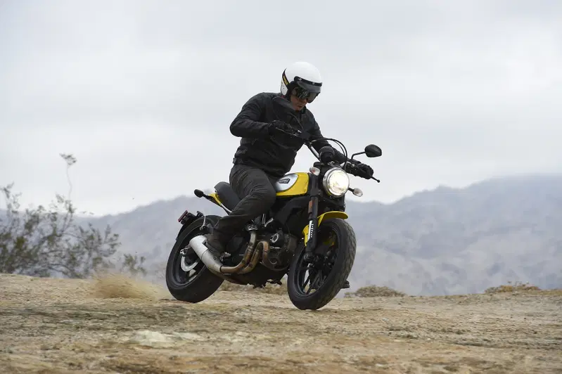 A 2.000 giri spalanchi l'acceleratore - bellissima la sua corsa ultra corta - e la Ducati prende velocit&agrave; anche con le marce lunghe senza un sussulto