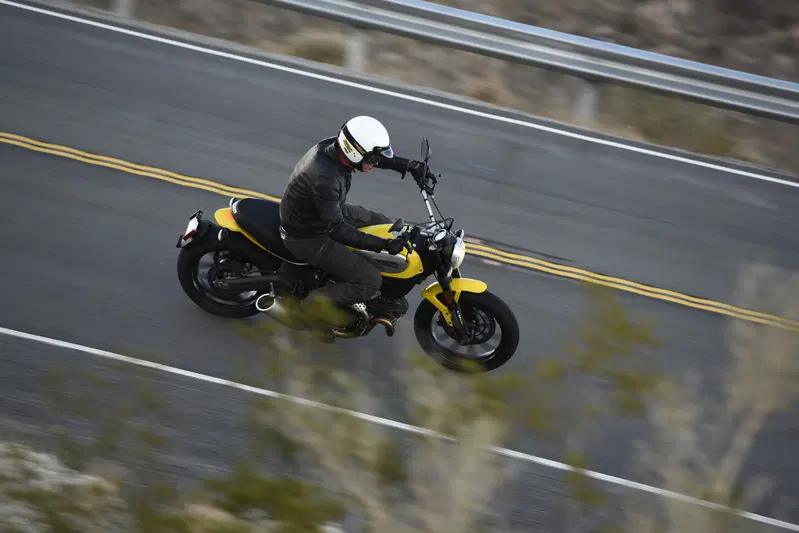 . L'elettronica &egrave; quella che serve e di cui non possiamo fare a meno (leggi: iniezione e ABS), il resto rimanda a un contatto diretto tra la moto e il pilota