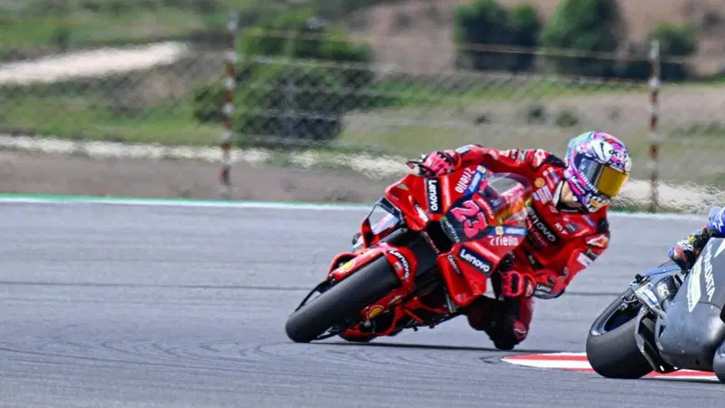 MotoGP 2023. Test di Portimao, giorno 1. Enea Bastianini, indietro e caduto: "Errori miei e del team"