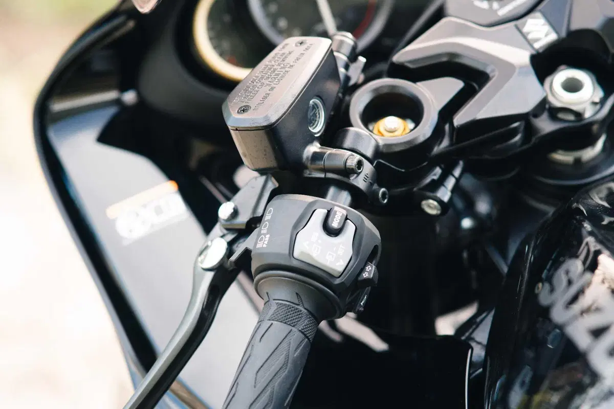 Kawasaki Ninja H2 SX SE Vs Suzuki GSX1300R Hayabusa: il club dei 300 km/h
