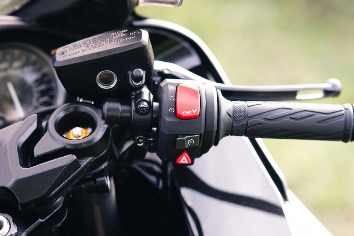 Kawasaki Ninja H2 SX SE Vs Suzuki GSX1300R Hayabusa: il club dei 300 km/h (2)