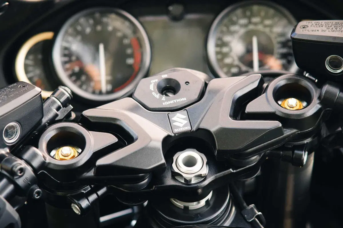 Kawasaki Ninja H2 SX SE Vs Suzuki GSX1300R Hayabusa: il club dei 300 km/h (3)