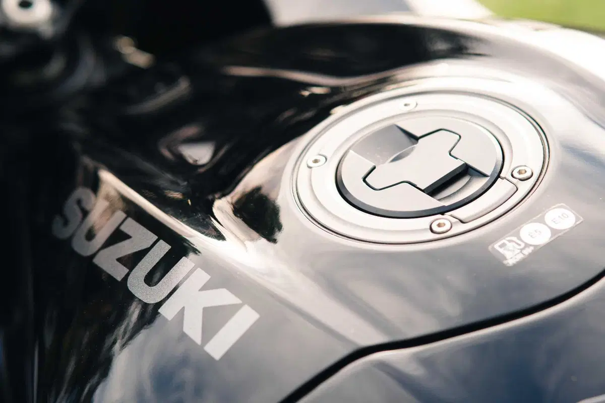 Kawasaki Ninja H2 SX SE Vs Suzuki GSX1300R Hayabusa: il club dei 300 km/h (4)