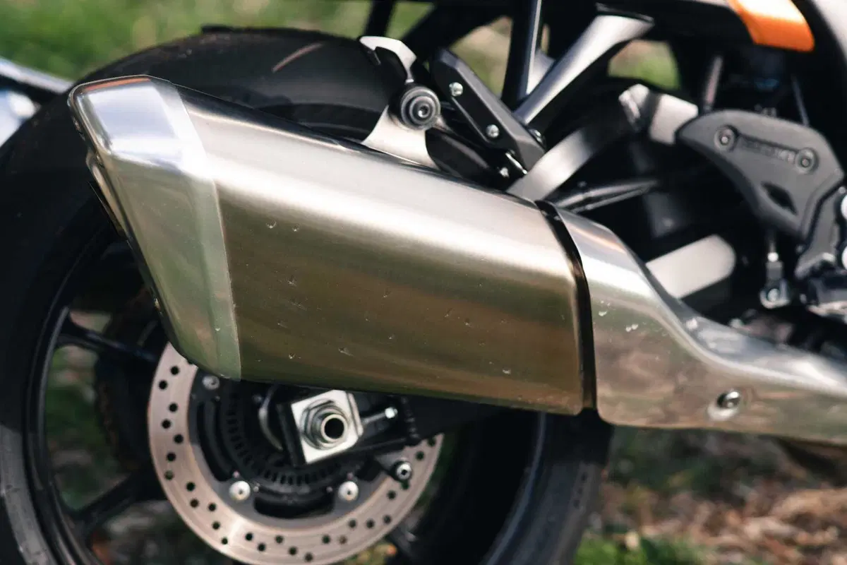 Kawasaki Ninja H2 SX SE Vs Suzuki GSX1300R Hayabusa: il club dei 300 km/h (7)