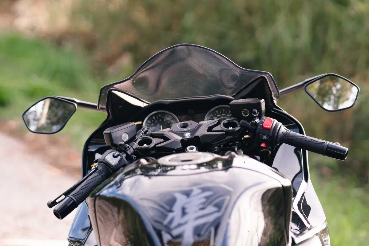 Kawasaki Ninja H2 SX SE Vs Suzuki GSX1300R Hayabusa: il club dei 300 km/h (9)