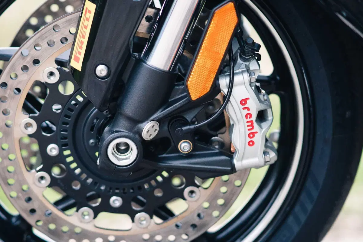 Kawasaki Ninja H2 SX SE Vs Suzuki GSX1300R Hayabusa: il club dei 300 km/h
