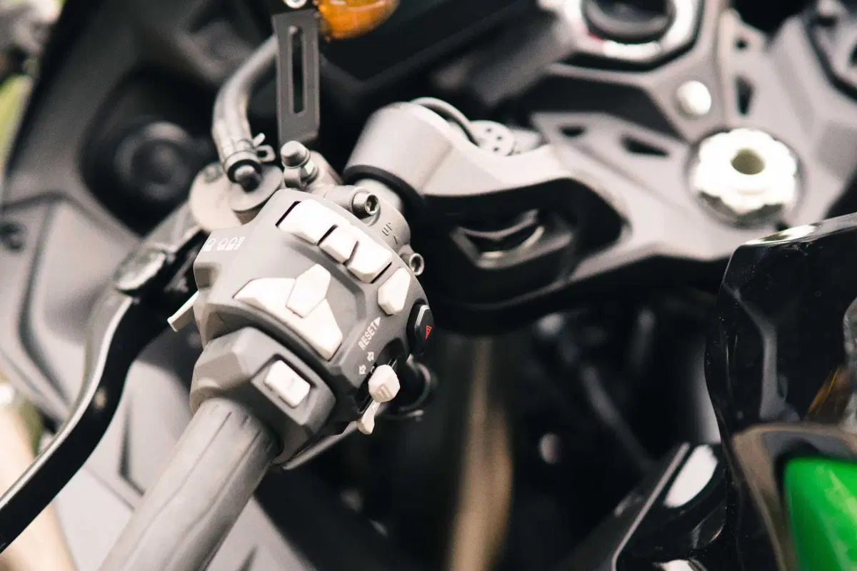 Kawasaki Ninja H2 SX SE Vs Suzuki GSX1300R Hayabusa: il club dei 300 km/h (2)