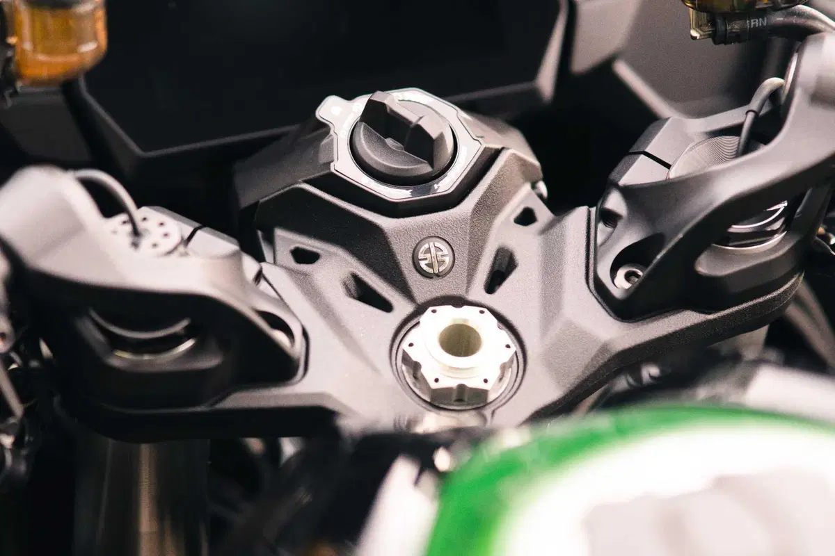 Kawasaki Ninja H2 SX SE Vs Suzuki GSX1300R Hayabusa: il club dei 300 km/h (4)