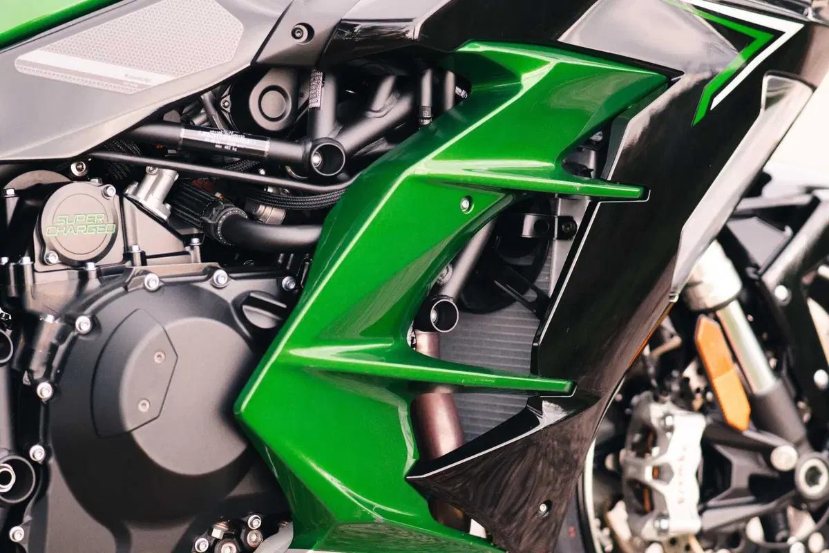 Kawasaki Ninja H2 SX SE Vs Suzuki GSX1300R Hayabusa: il club dei 300 km/h (5)