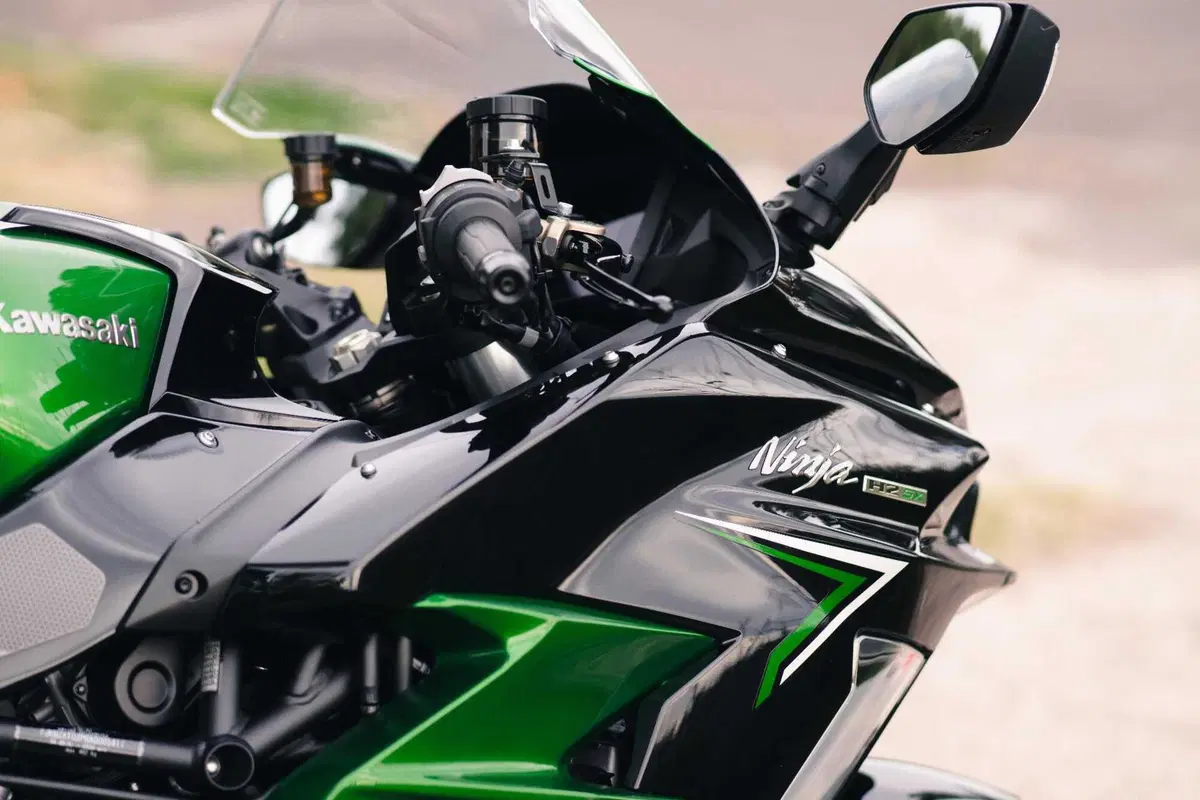 Kawasaki Ninja H2 SX SE Vs Suzuki GSX1300R Hayabusa: il club dei 300 km/h (6)