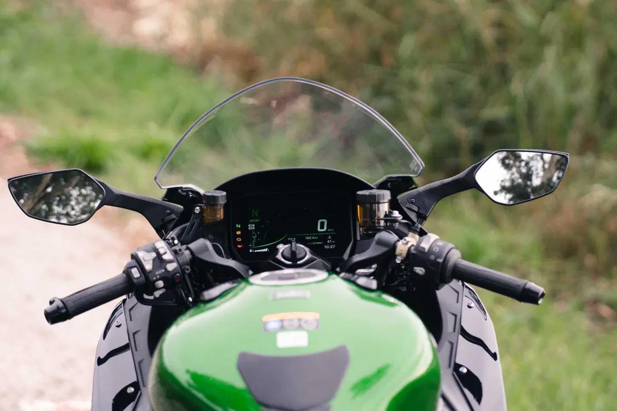 Kawasaki Ninja H2 SX SE Vs Suzuki GSX1300R Hayabusa: il club dei 300 km/h (11)