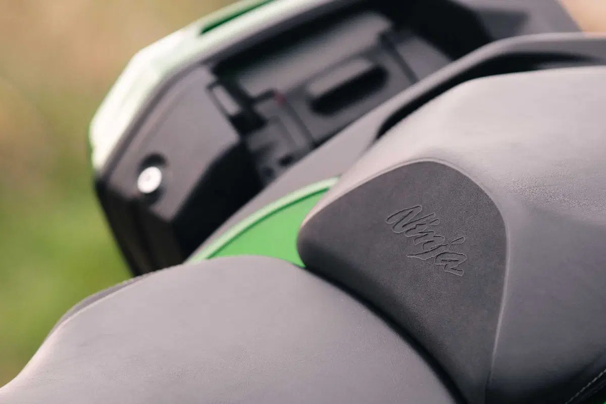 Kawasaki Ninja H2 SX SE Vs Suzuki GSX1300R Hayabusa: il club dei 300 km/h (12)