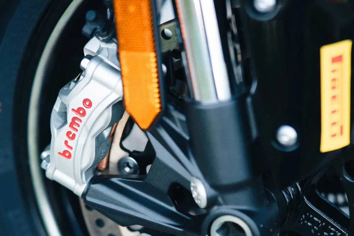 Kawasaki Ninja H2 SX SE Vs Suzuki GSX1300R Hayabusa: il club dei 300 km/h (14)