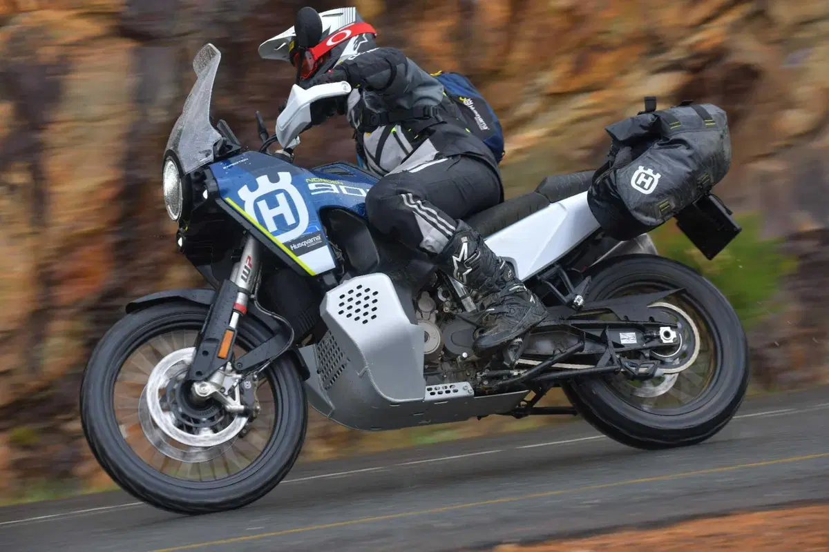 TEST Husqvarna Norden 901 Expedition: l'avventura tra le mani! [VIDEO]