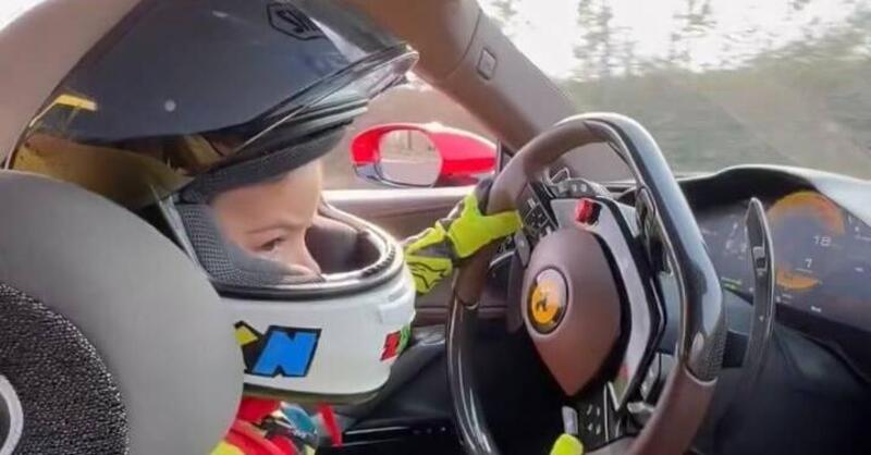 Sofuoglu senza paura: fa guidare al figlio di 3 anni la sua Ferrari da 1000 cavalli [VIDEO]