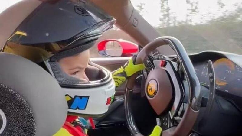 Sofuoglu senza paura: fa guidare al figlio di 3 anni la sua Ferrari da 1000 cavalli [VIDEO]