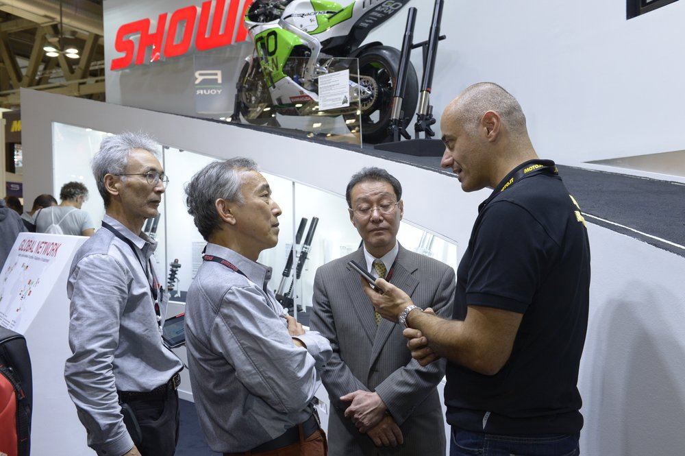 Mr Yoichi Hojo, Presidente e CEO di Showa (secondo da destra) in compagnia di Andrea Perfetti (Moto.it) e di due tecnici della Showa