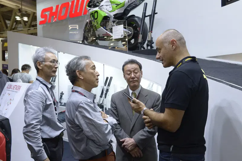 Mr Yoichi Hojo, Presidente e CEO di Showa (secondo da destra) in compagnia di Andrea Perfetti (Moto.it) e di due tecnici della Showa