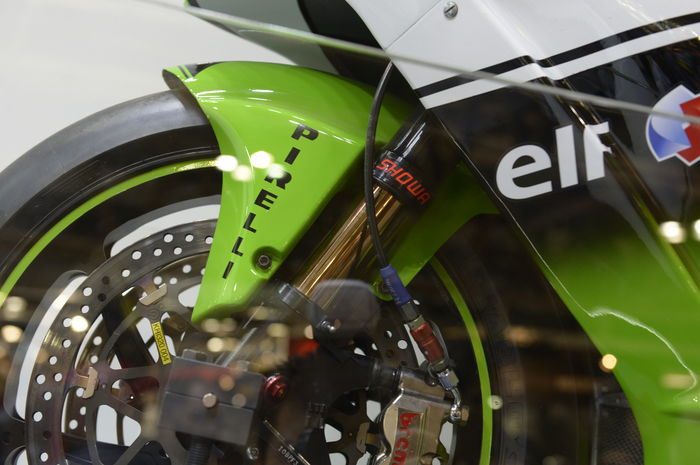 In MotoGP e Superbike non è permesso il controllo elettronico. Qui Showa punta a raggiungere l’eccellenza meccanica nella costruzione classica