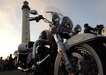 Al Wheels and Waves sulla Harley-Davidson Road King