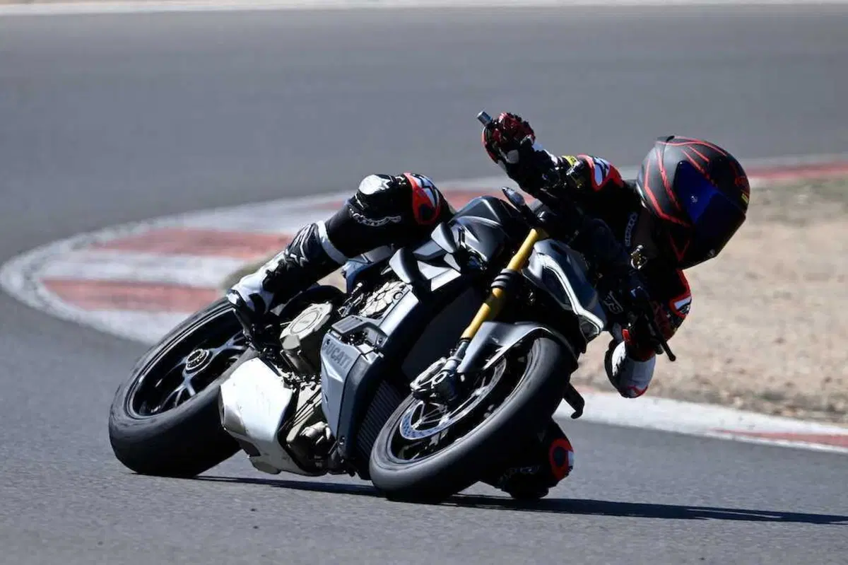 Ducati Streetfighter V4S 2023: il fascino dell'insensato! (31)