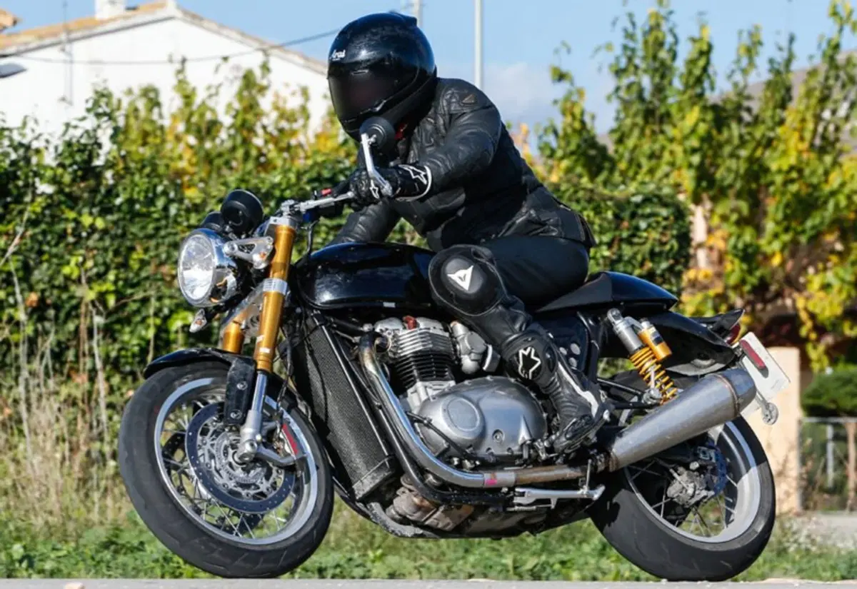 Triumph Street Tracker 2016, le prime foto