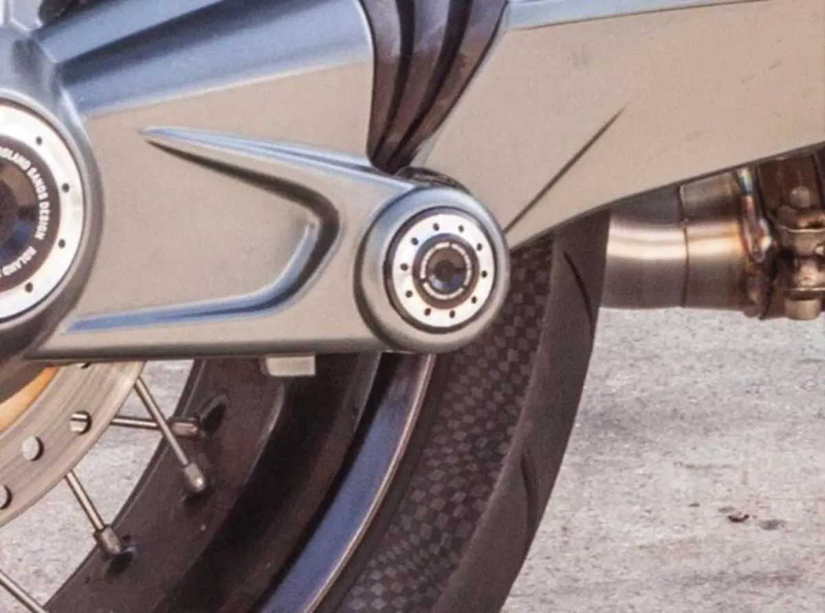  BMW Motorrad e Roland Sands insieme per le parti speciali della NineT