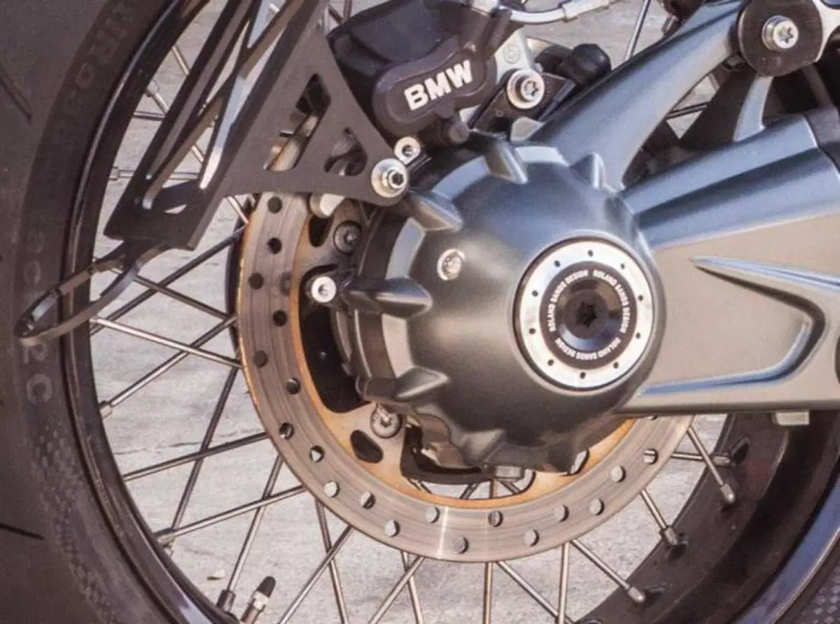  BMW Motorrad e Roland Sands insieme per le parti speciali della NineT (3)
