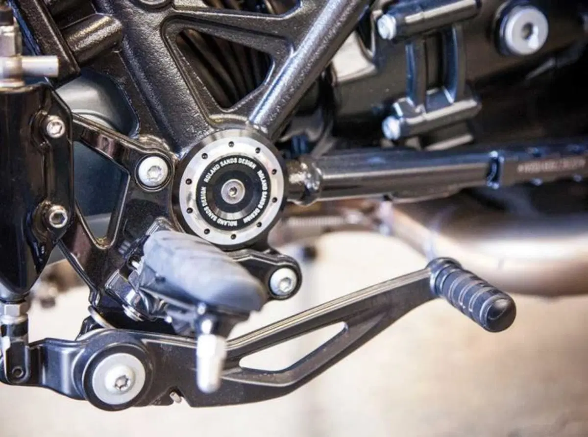  BMW Motorrad e Roland Sands insieme per le parti speciali della NineT (6)