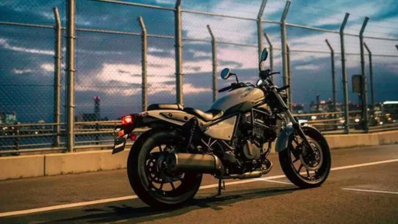Kawasaki toglie il velo alla nuova Eliminator. Ecco com'&egrave; fatta