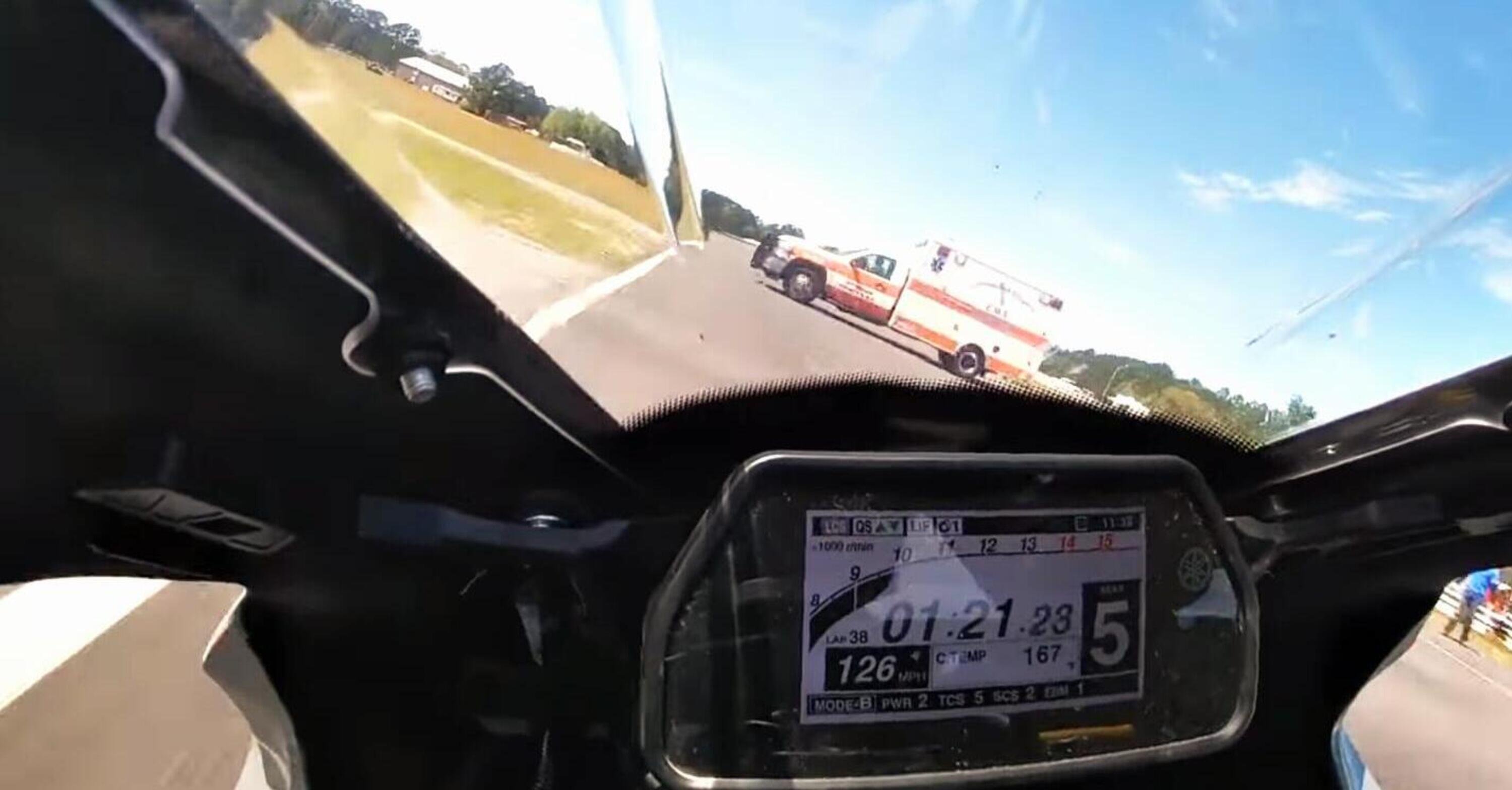 Paura in pista! L&#039;ambulanza sbuca all&#039;improvviso!! Il motociclista era a 225 km/h! [VIDEO VIRALE]