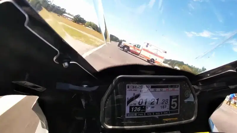 Paura in pista! L'ambulanza sbuca all'improvviso!! Il motociclista era a 225 km/h! [VIDEO VIRALE]