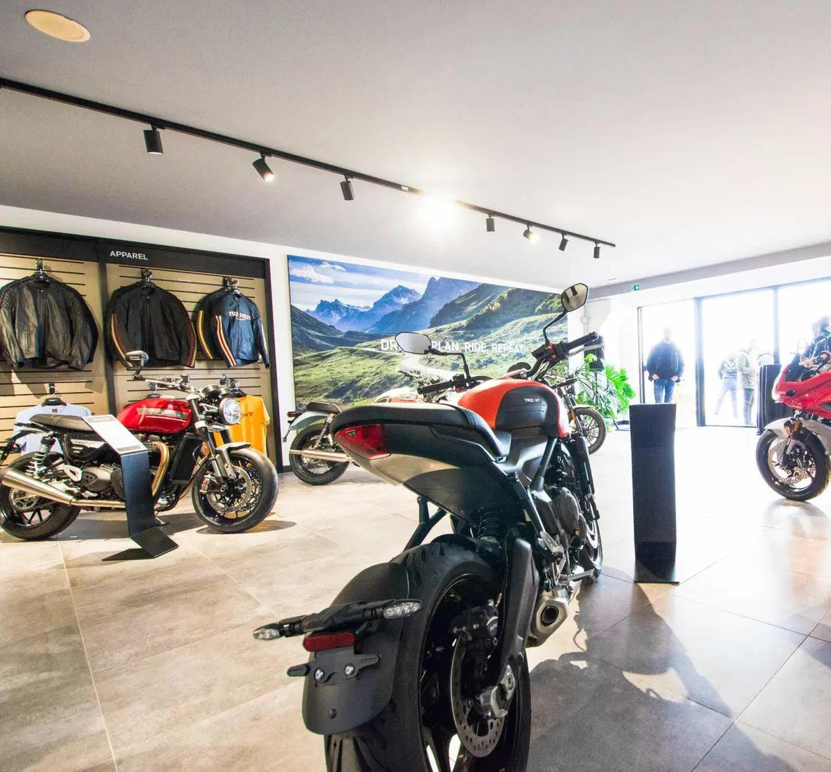 Nuova apertura: inaugura Peragnoli Triumph Siena (4)