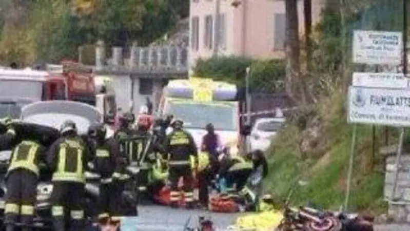 Lecco, moto in fiamme dopo l'incidente. Fatale l'impatto per il motociclista