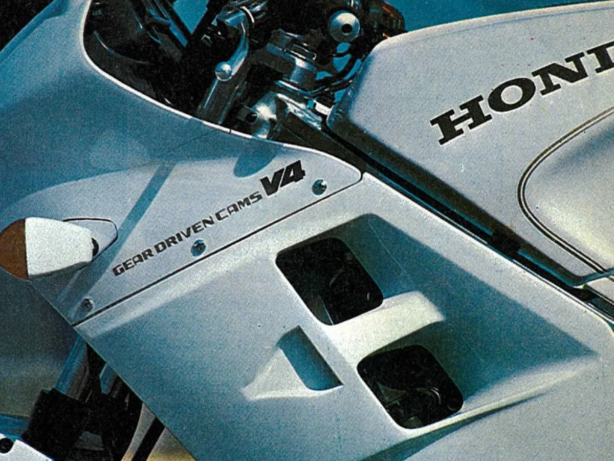 Honda VFR750F: la mitica RC24 sfida il mondo  (7)