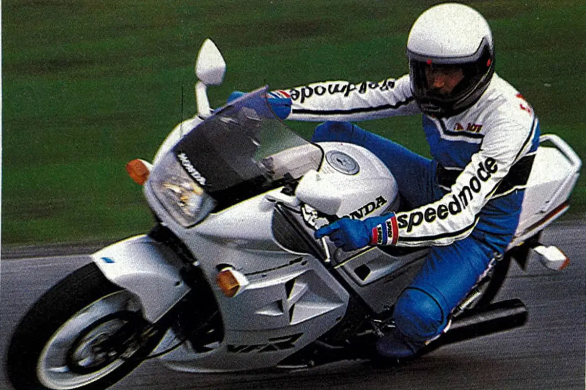 Honda VFR750F: la mitica RC24 sfida il mondo  (4)